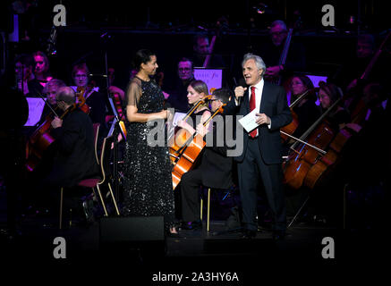 Classic FM presentatori Margherita Taylor e John Suchet al Classic FM dal vivo presso la Royal Albert Hall di Londra. Foto Stock