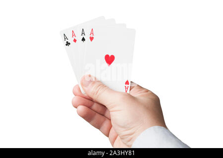 Mano d'uomo tenere quattro assi su sfondo bianco, immagine per il gioco d'azzardo, fortuna, vincere o a scopo di intrattenimento Foto Stock