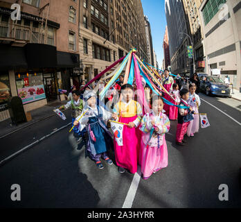 Migliaia di partecipanti marzo down Sixth Avenue a New York per la loro prova di orgoglio in coreano Parade di Sabato, 5 ottobre 2019. La parata termina in Koreatown per un festival di strada. (© Richard B. Levine) Foto Stock