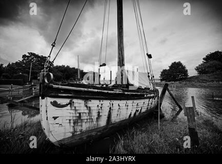 Una vecchia barca ormeggiata, sembri avere arenata a Skippool Creelk, sul fiume Wyre, Lancashire, Regno Unito Foto Stock