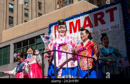 Migliaia di partecipanti marzo down Sixth Avenue a New York per la loro prova di orgoglio in coreano Parade di Sabato, 5 ottobre 2019. La parata termina in Koreatown per un festival di strada. (© Richard B. Levine) Foto Stock