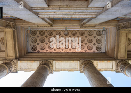 Volgograd, Russia - 26 agosto 2019: il soffitto sopra la porta di ingresso per le regioni di Volgograd edificio planetario Foto Stock