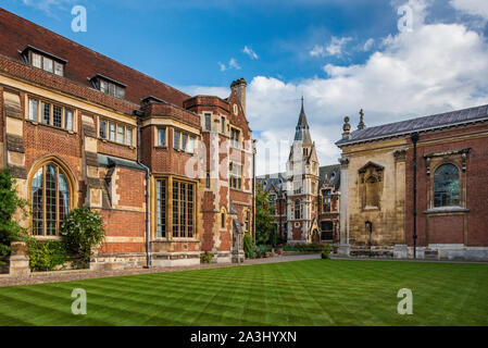 Il Pembroke College di Cambridge, Università di Cambridge - L'Antica Corte di Pembroke College con la torre dell Orologio, fondata nel 1347, nel centro di Cambridge Regno Unito Foto Stock