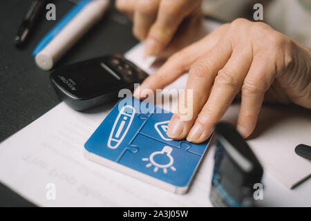 Una persona che controlla il suo diabete valori Foto Stock