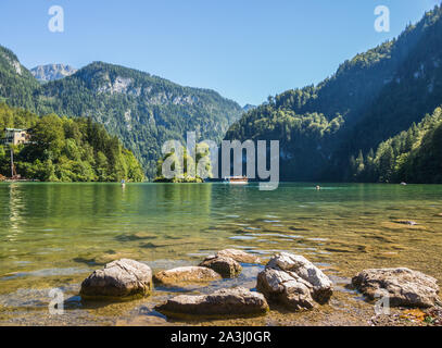 Il lago Koenigssee shore in Germania Foto Stock