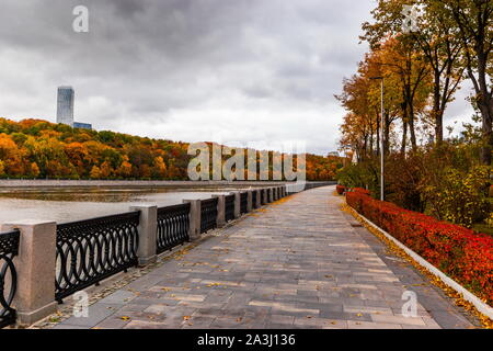 Autunno sulle rive del fiume di Mosca. La Russia. Foto Stock