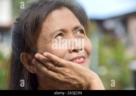 Una femmina chiedendo Senior Foto Stock