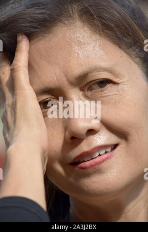 Una donna di minoranza di prendere una decisione Foto Stock