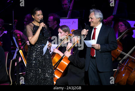 Classic FM presentatori Margherita Taylor e John Suchet al Classic FM dal vivo presso la Royal Albert Hall di Londra. Foto Stock