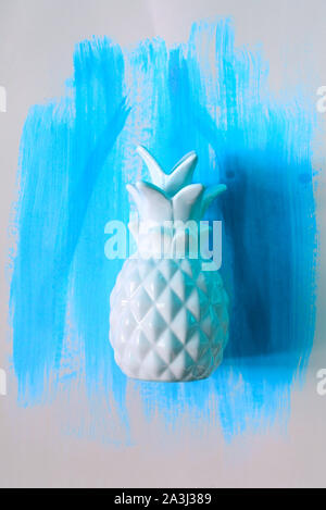 Ananas bianco su blu dipinto di sfondo. Concept art. Il minimo del surrealismo sfondo. Foto Stock