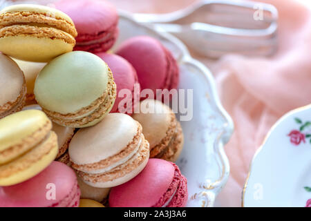 Piuttosto macarons francesi nella messa a fuoco selettiva per il testo su lay Foto Stock