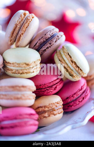 Close up di Natale macarons messa a fuoco selettiva del testo sopra i laici Foto Stock