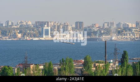 Veduta del porto di Odessa, Ucraina, dal mare su una soleggiata giornata estiva Foto Stock