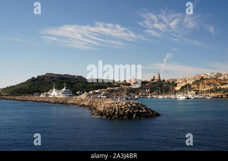 Paesaggio di Porto Mgarr a Gozo, Malta visibile dal ponte di yacht Foto Stock