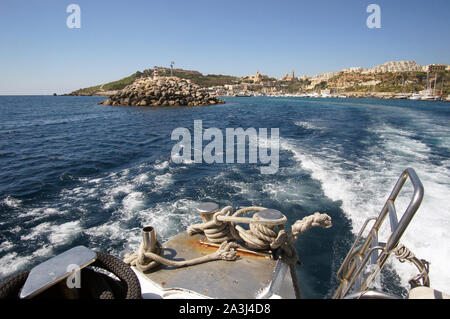 Paesaggio di Porto Mgarr a Gozo, Malta visibile dal ponte di yacht Foto Stock