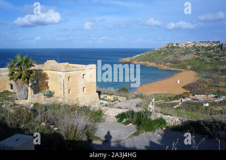 Rosso sulla sabbiosa spiaggia di Ramla Bay, Gozo, Malta Foto Stock