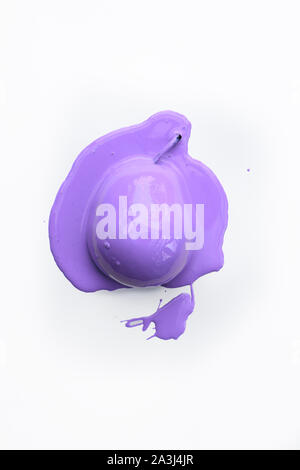 Pera con gocciolamento viola vernice su sfondo bianco.stile minimalista di frutta. Surreale art.minima nozione di cibo Foto Stock