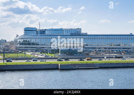 Saint Petersburg, Russia - 26 Luglio 2019: Sinopskaya argine del fiume Neva, Alexander Nevsky quadrato con Hotel di Mosca e il ristorante Bahroma Foto Stock