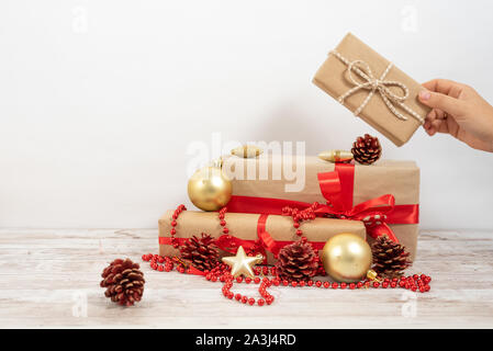 Donna con le mani in mano tenere il Natale o il nuovo anno decorato confezione regalo Foto Stock
