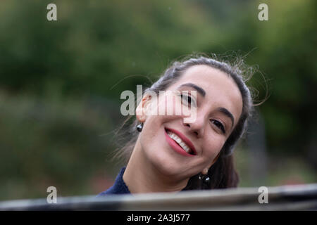 Giovane donna con sciarpa Foto Stock