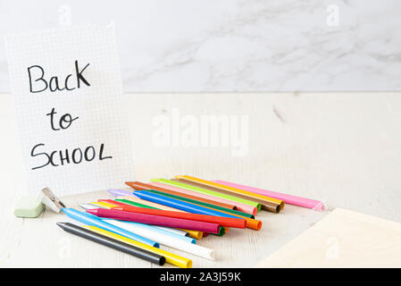 Cere e carte colorate. Concetto torna a scuola. Foto Stock