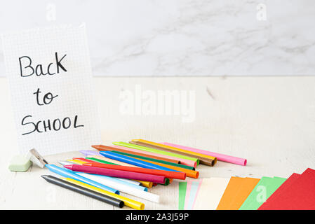 Cere e carte colorate. Concetto torna a scuola. Foto Stock