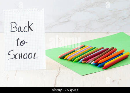 Cere e carte colorate. Concetto torna a scuola. Foto Stock