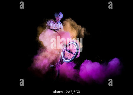 Stunt Bike Acrobatcs con fumo colorato sfondo Foto Stock