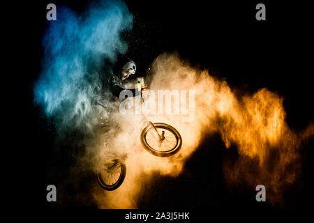 Stunt Bike Acrobatcs con fumo colorato sfondo Foto Stock