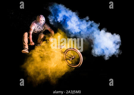 Stunt Bike Acrobatcs con fumo colorato sfondo Foto Stock