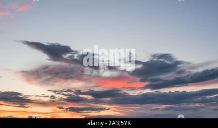 Tramonto colorato. Sullo sfondo del cielo. Bellissimo cielo di nuvole prima del tramonto. Foto Stock