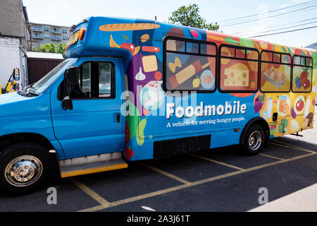 Dipinto luminosamente Foodmobile autobus parcheggiato in un ripiano di cibo in attesa di fornire cibo alle persone che soffrono la fame. St Paul Minnesota MN USA Foto Stock