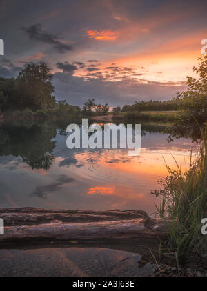 Colorato Tramonto sul lago Foto Stock