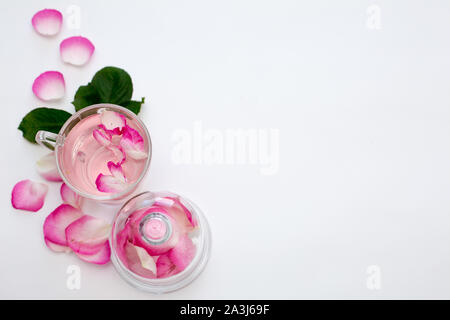 Petali di rosa tea in uno sfondo bianco. Posizione orizzontale Foto Stock