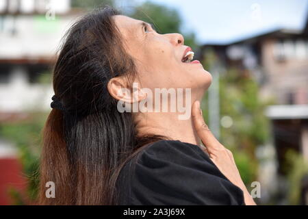 La minoranza vecchia femmina adulta con mal di gola Foto Stock