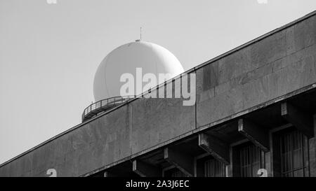 Prr 117 Torre Radar dietro un Terminal dell'ex aeroporto di Tempelhof di Berlino in Germania, in bianco e nero Foto Stock