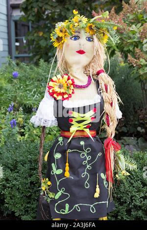 'Miss Oktoberfest', uno spaventapasseri creato da Bachman's Fridley, sul display presso la Minnesota Landscape arboretum in Chanhassen, Minnesota, Stati Uniti d'America. Foto Stock