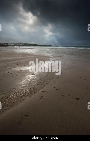 Un drammatico buio storm avvicinando Fistral Beach in Newquay in Cornovaglia. Foto Stock