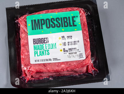 MORGANTOWN WV - 8 Ottobre 2019: imballaggio per alimenti impossibile hamburger fatto da piante su sfondo di acciaio Foto Stock