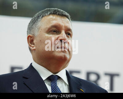 Kiev, Ucraina. 08 ott 2019. Ministro dell Interno,, Arsen Avakov durante la mostra.esposizione internazionale specializzata delle armi, militari e di sicurezza significa armi e sicurezza 2019, la mostra avrà luogo dal 08 al 11 ottobre 2019. Credito: SOPA Immagini limitata/Alamy Live News Foto Stock