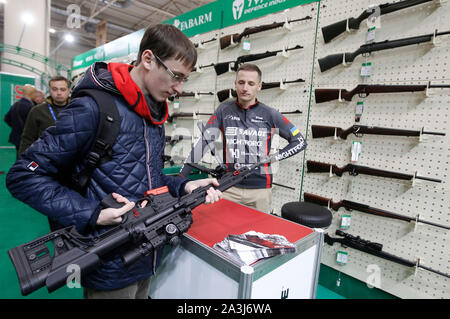 Kiev, Ucraina. 08 ott 2019. Un uomo guarda ad una pistola sul display durante la mostra.esposizione internazionale specializzata delle armi, militari e di sicurezza significa armi e sicurezza 2019, la mostra avrà luogo dal 08 al 11 ottobre 2019. Credito: SOPA Immagini limitata/Alamy Live News Foto Stock