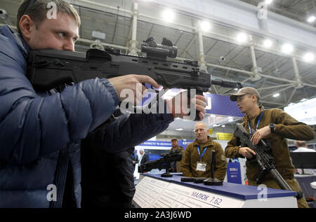 Kiev, Ucraina. 08 ott 2019. Un uomo prove una pistola durante la mostra.esposizione internazionale specializzata delle armi, militari e di sicurezza significa armi e sicurezza 2019, la mostra avrà luogo dal 08 al 11 ottobre 2019. Credito: SOPA Immagini limitata/Alamy Live News Foto Stock