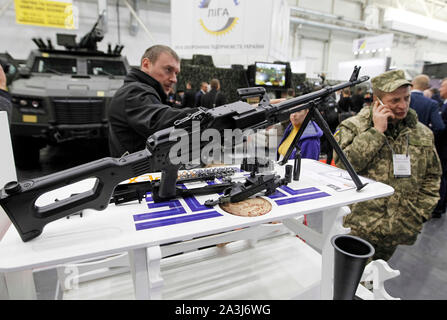 Kiev, Ucraina. 08 ott 2019. Una pistola sul display durante la mostra.esposizione internazionale specializzata delle armi, militari e di sicurezza significa armi e sicurezza 2019, la mostra avrà luogo dal 08 al 11 ottobre 2019. Credito: SOPA Immagini limitata/Alamy Live News Foto Stock