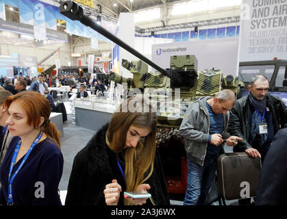 Kiev, Ucraina. 08 ott 2019. La gente guarda a diverse armi durante la mostra.esposizione internazionale specializzata delle armi, militari e di sicurezza significa armi e sicurezza 2019, la mostra avrà luogo dal 08 al 11 ottobre 2019. Credito: SOPA Immagini limitata/Alamy Live News Foto Stock