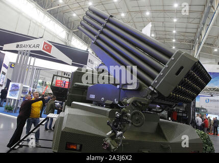 Kiev, Ucraina. 08 ott 2019. Un multiplo rocket launcher durante la mostra.esposizione internazionale specializzata delle armi, militari e di sicurezza significa armi e sicurezza 2019, la mostra avrà luogo dal 08 al 11 ottobre 2019. Credito: SOPA Immagini limitata/Alamy Live News Foto Stock