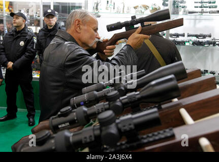 Kiev, Ucraina. 08 ott 2019. Un uomo prove una pistola durante la mostra.esposizione internazionale specializzata delle armi, militari e di sicurezza significa armi e sicurezza 2019, la mostra avrà luogo dal 08 al 11 ottobre 2019. Credito: SOPA Immagini limitata/Alamy Live News Foto Stock