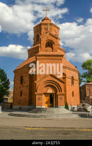 La facciata della cattedrale cattolica dei Santi Martiri con una croce sul campanile sopra il portale ad arco di ingresso alla Chiesa in Gyumri Foto Stock