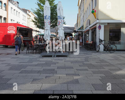 DUEREN, Germania - circa agosto 2019: Alfresco bar nel centro della città Foto Stock