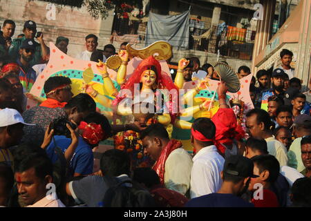 Dacca in Bangladesh. 08 ott 2019. Bengalese devoti indù celebrare con un idolo di argilla della dea Indù Durga durante il festival.Le quattro giorno Durga festival è celebrato in tutto il Bangladesh e culmina con l'immersione degli idoli della dea Indù Durga che simboleggia la potenza e la vittoria del bene sul male nella mitologia induista. Credito: SOPA Immagini limitata/Alamy Live News Foto Stock