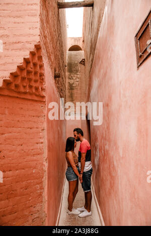 Paio di baciare ogni altro in star-studded strade di Marrakech in Marocco Foto Stock